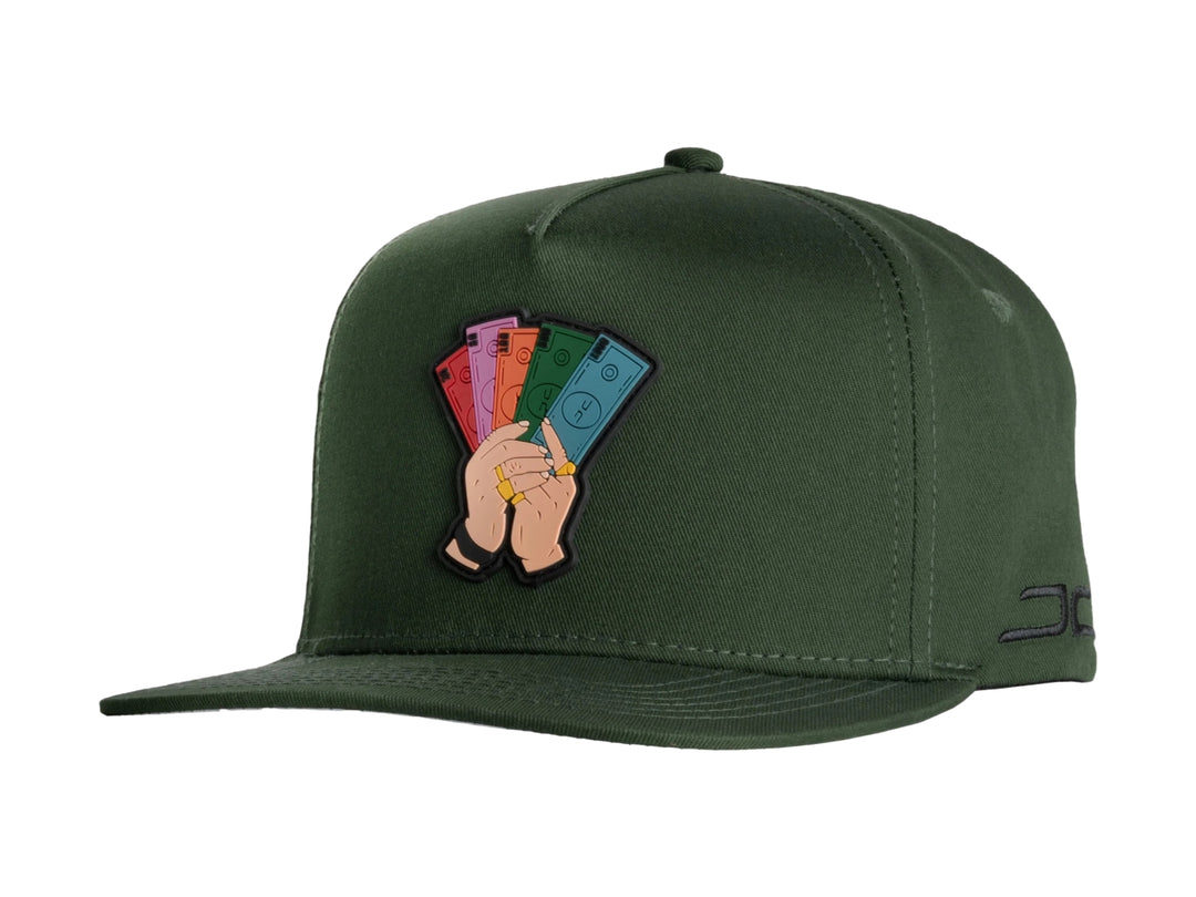 Gorra snapback color verde oscuro con diseño gráfico frontal de manos sosteniendo billetes.