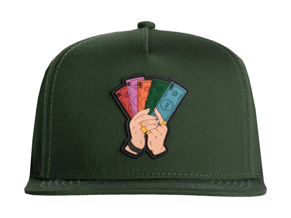 Gorra snapback color verde oscuro con diseño gráfico frontal de manos sosteniendo billetes.