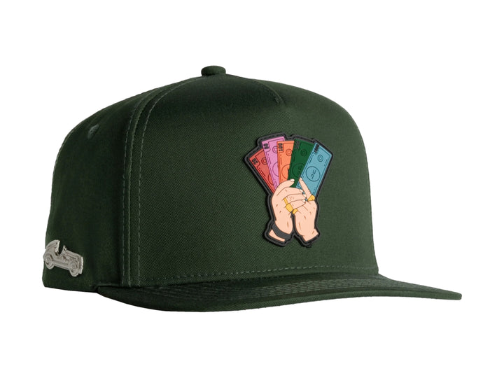 Gorra snapback color verde oscuro con diseño gráfico frontal de manos sosteniendo billetes.