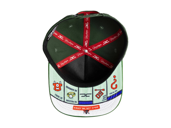Gorra snapback color verde oscuro con diseño gráfico frontal de manos sosteniendo billetes.