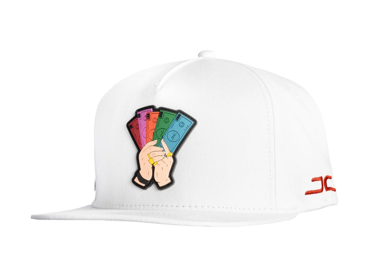 Gorra snapback blanca con diseño de manos sosteniendo billetes coloridos en el frente.