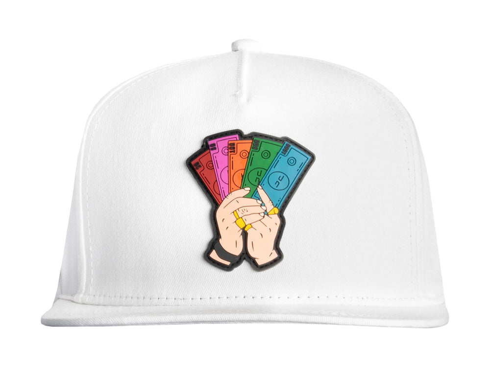 Gorra snapback blanca con diseño de manos sosteniendo billetes coloridos en el frente.