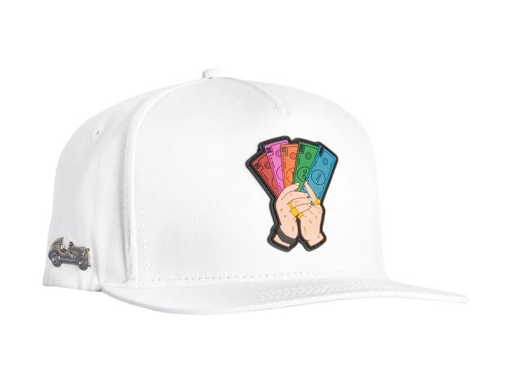 Gorra snapback blanca con diseño de manos sosteniendo billetes coloridos en el frente.