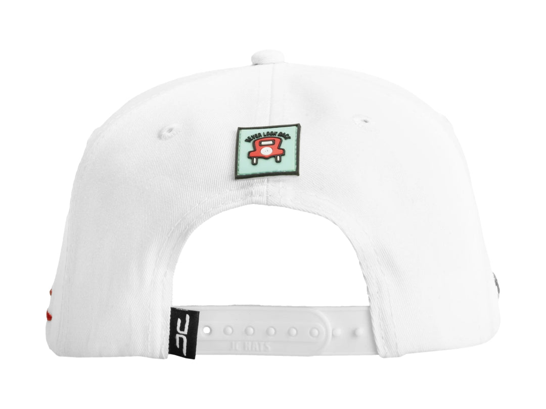 Gorra snapback blanca con diseño de manos sosteniendo billetes coloridos en el frente.