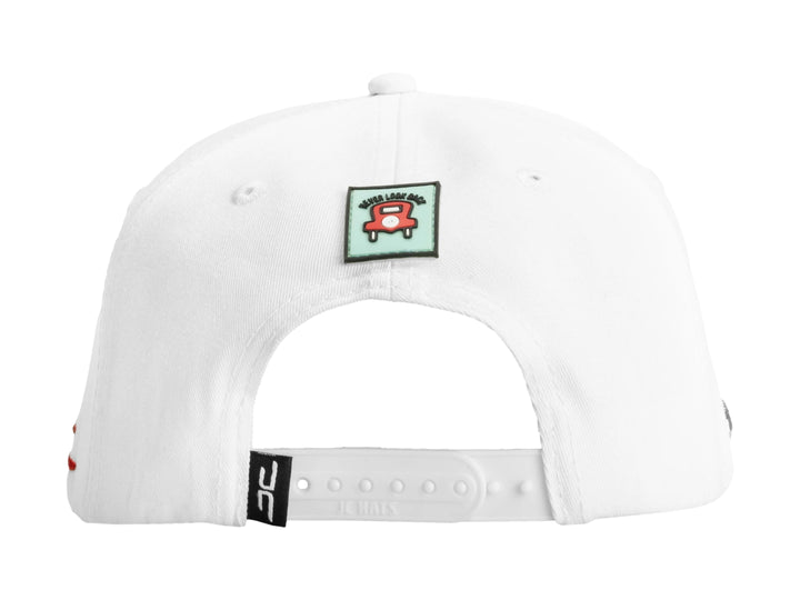 Gorra snapback blanca con diseño de manos sosteniendo billetes coloridos en el frente.