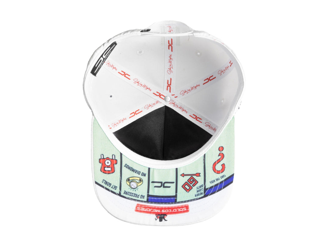 Gorra snapback blanca con diseño de manos sosteniendo billetes coloridos en el frente.