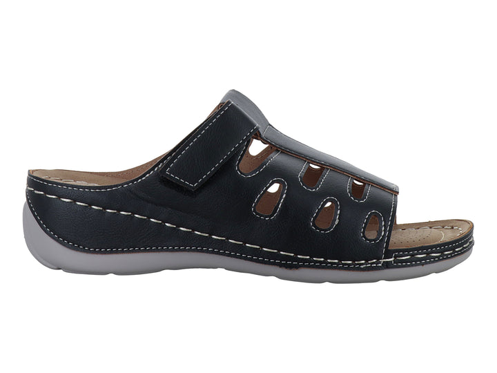 Sandalia Comfort Fit color negro con costuras blancas decorativas y correa ajustable en el empeine.