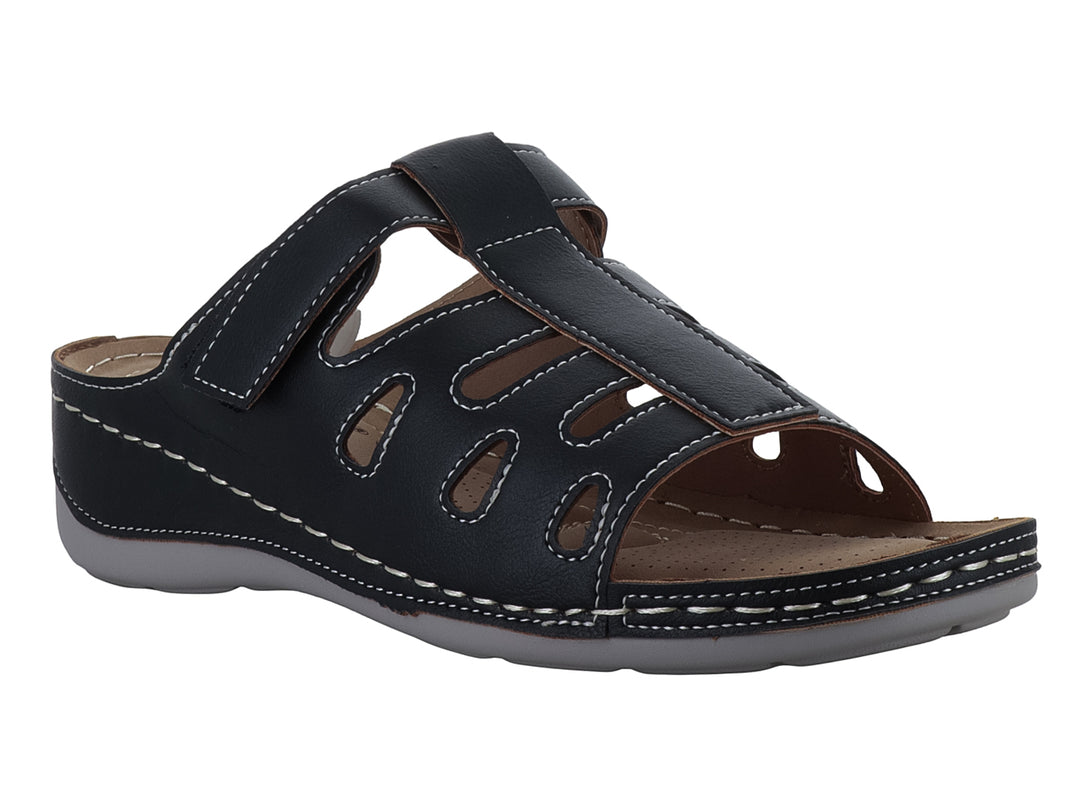 Sandalia Comfort Fit color negro con costuras blancas decorativas y correa ajustable en el empeine.