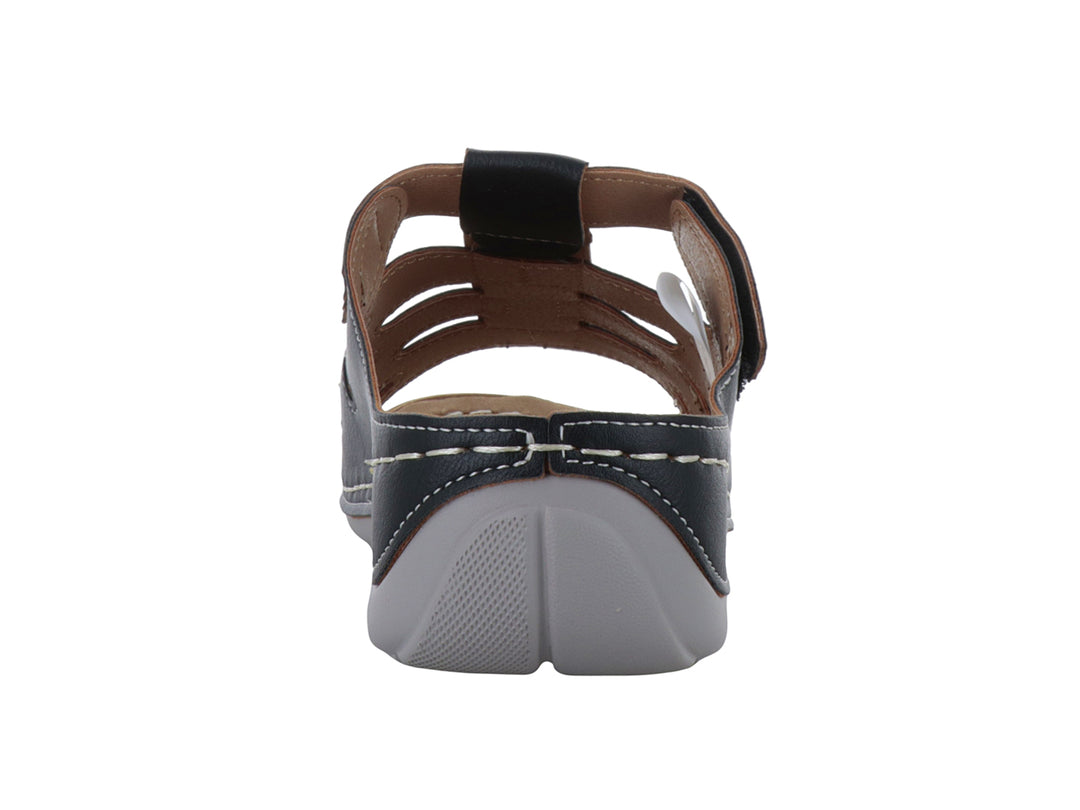 Sandalia Comfort Fit color negro con costuras blancas decorativas y correa ajustable en el empeine.