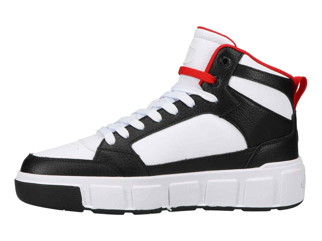 Tenis Champion de bota alta en colores blanco, negro y rojo con suela blanca gruesa.