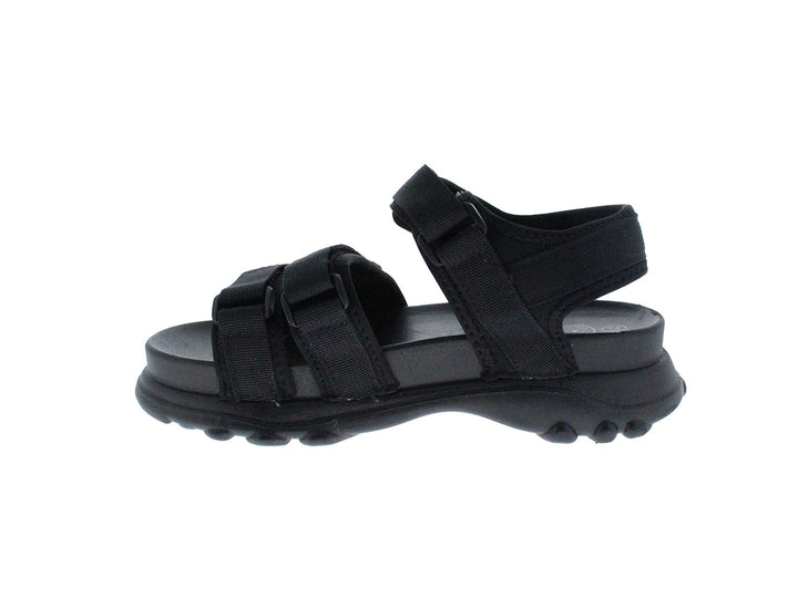 Sandalia deportiva Furor color negro con correas ajustables y suela robusta para niño.