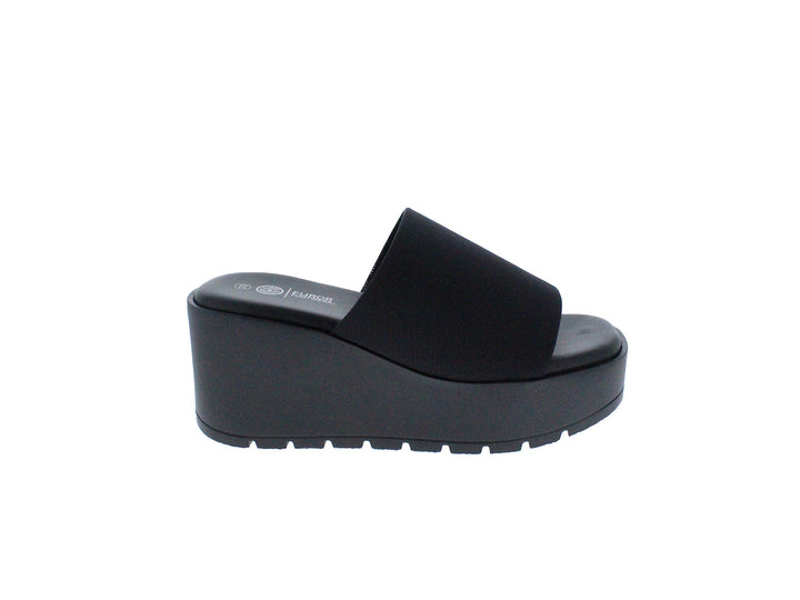 Sandalia de plataforma color negro con banda ancha y suela gruesa para mujer.