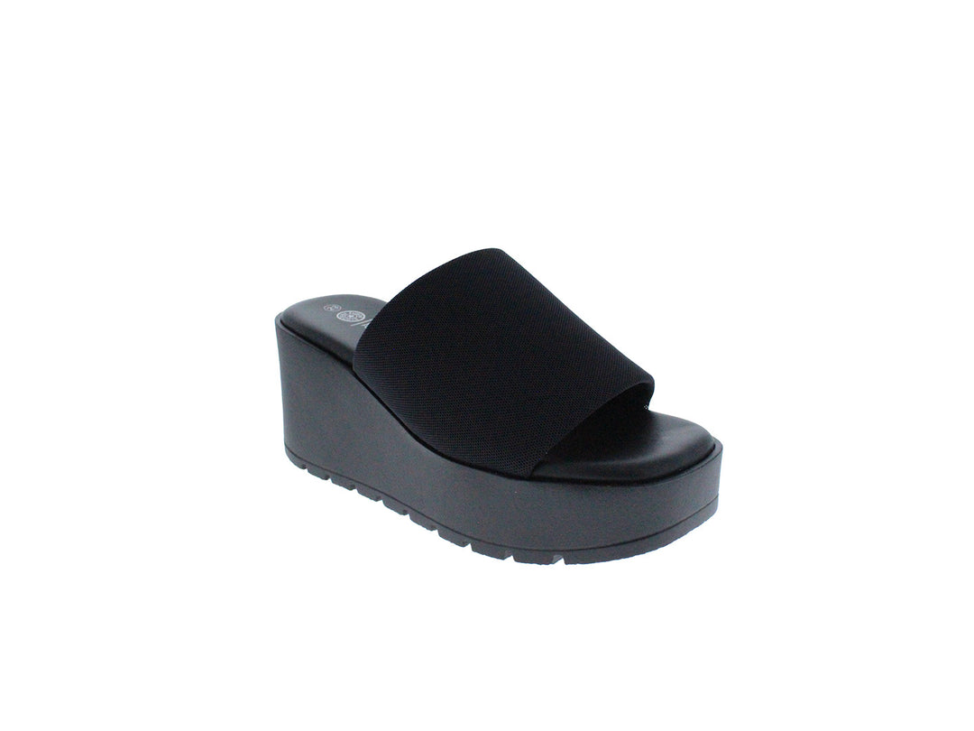 Sandalia de plataforma color negro con banda ancha y suela gruesa para mujer.