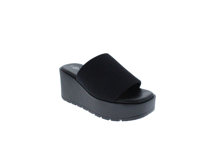 Sandalia de plataforma color negro con banda ancha y suela gruesa para mujer.
