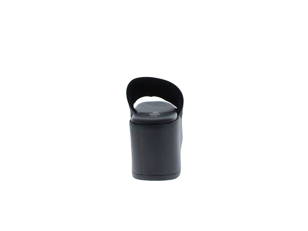 Sandalia de plataforma color negro con banda ancha y suela gruesa para mujer.
