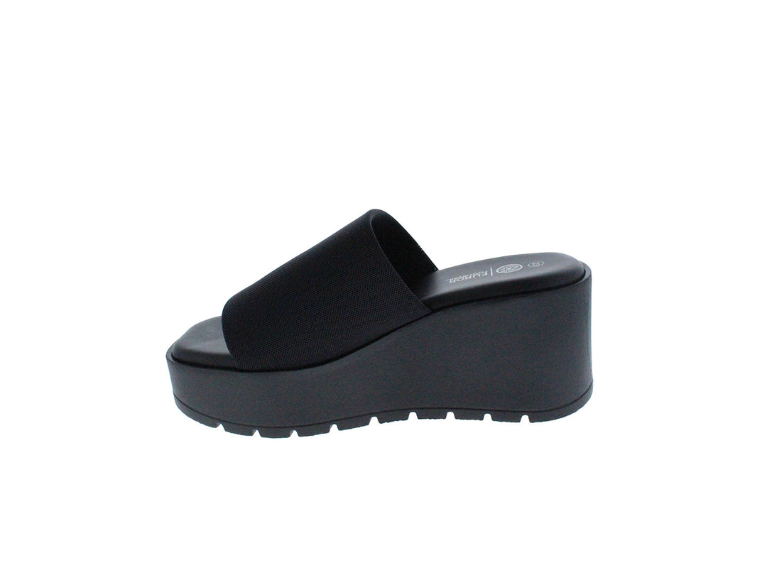 Sandalia de plataforma color negro con banda ancha y suela gruesa para mujer.