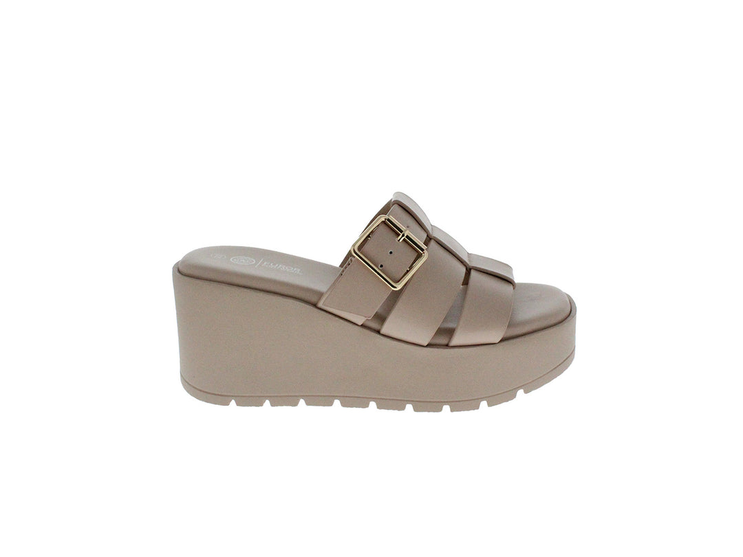 Sandalia de plataforma color beige con hebilla dorada y suela gruesa.