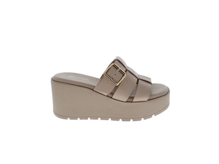 Sandalia de plataforma color beige con hebilla dorada y suela gruesa.