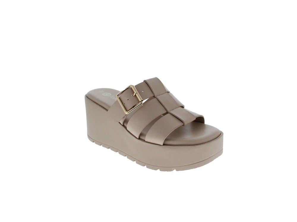 Sandalia de plataforma color beige con hebilla dorada y suela gruesa.