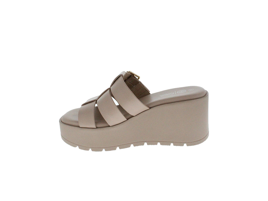 Sandalia de plataforma color beige con hebilla dorada y suela gruesa.