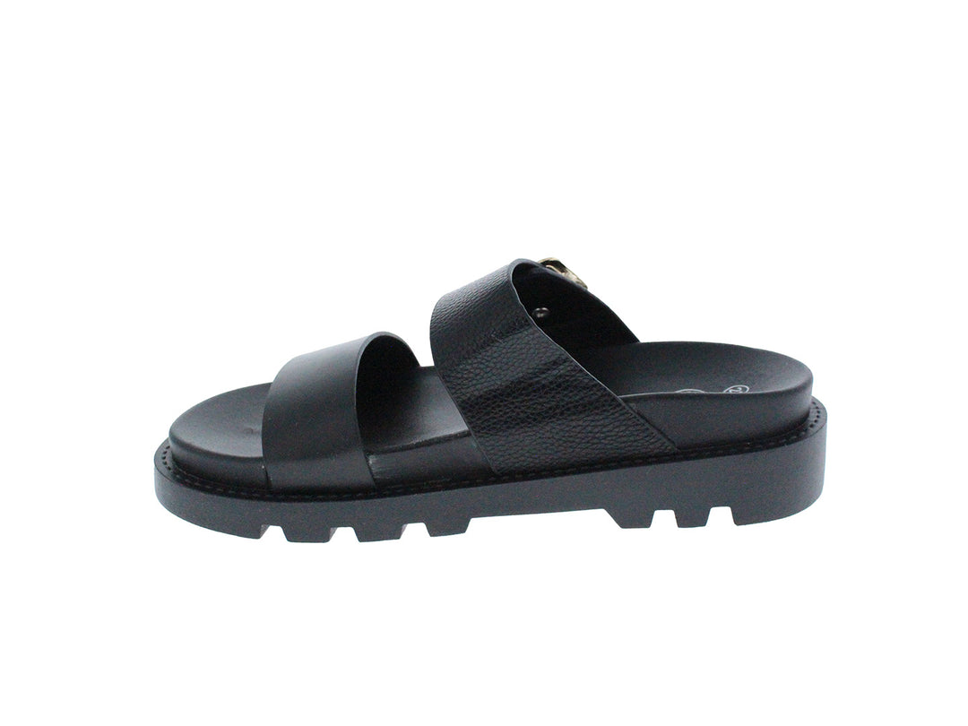 Sandalia negra de plataforma con hebilla dorada y suela track.