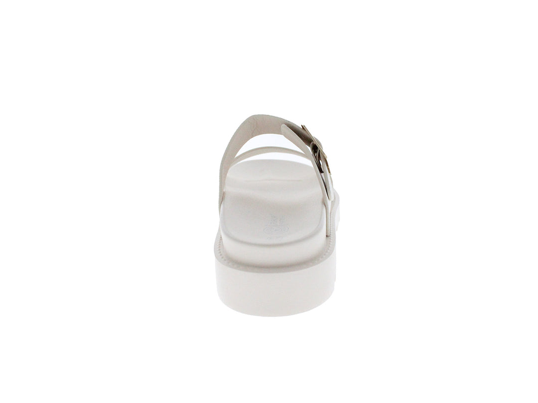 Sandalia beige de plataforma con suela track y hebilla dorada.