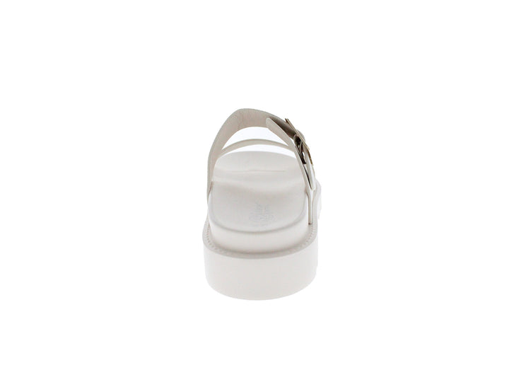 Sandalia beige de plataforma con suela track y hebilla dorada.