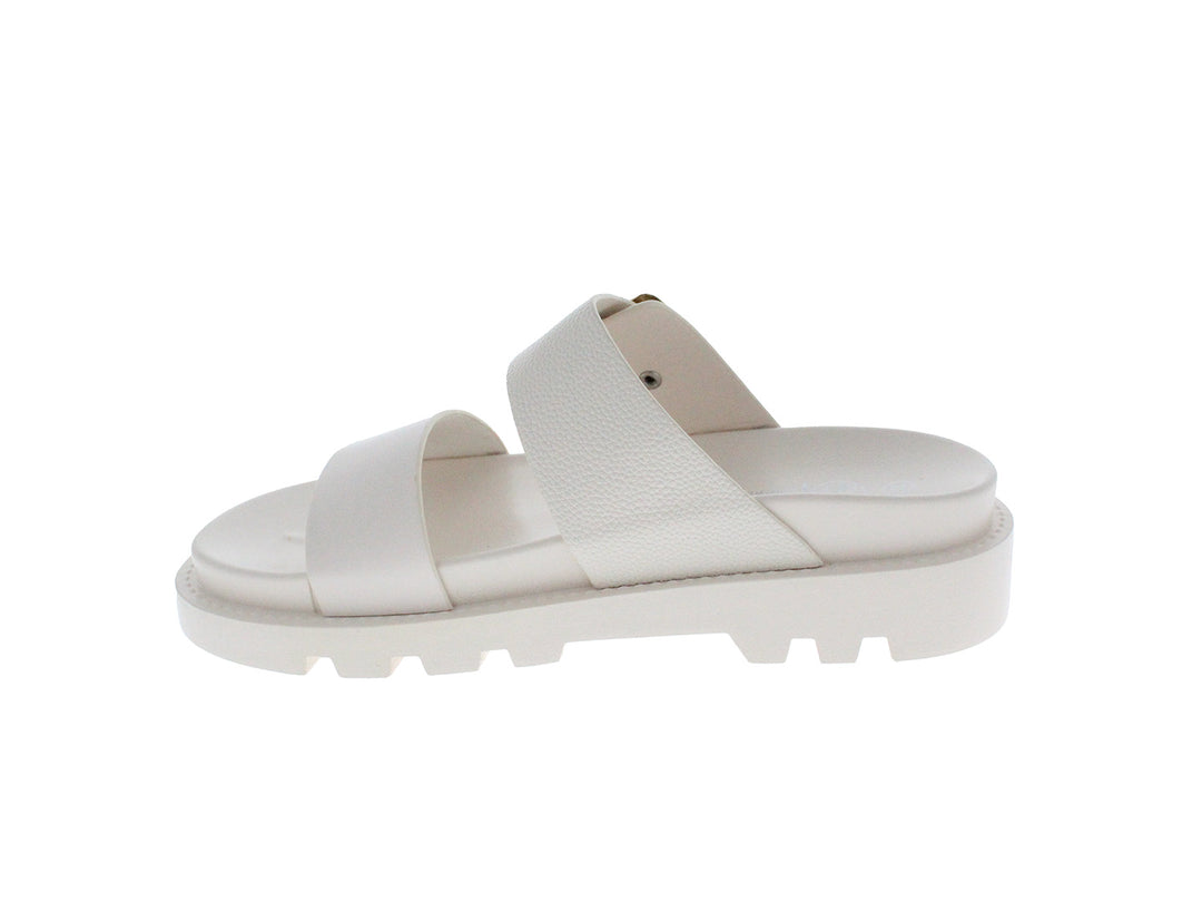 Sandalia beige de plataforma con suela track y hebilla dorada.