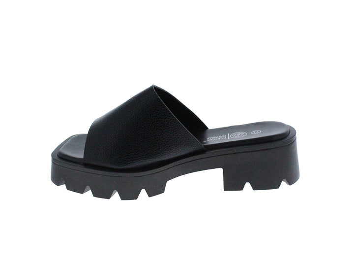 Sandalia negra de plataforma con suela dentada y banda ancha superior.