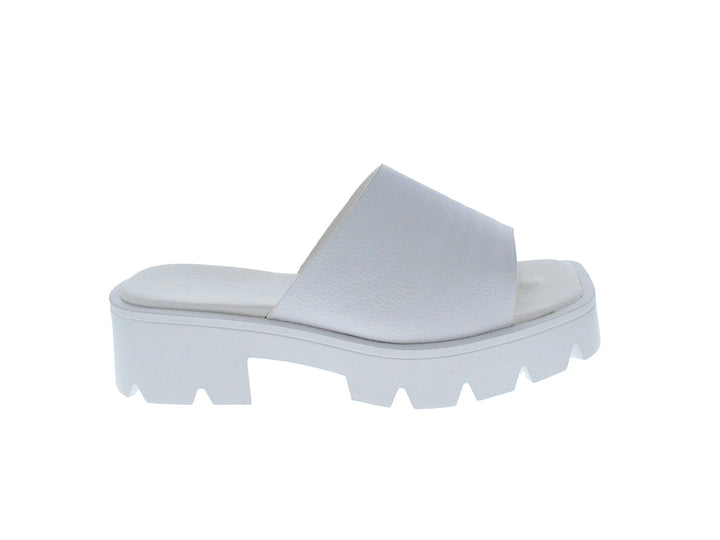 Sandalia blanca de plataforma con suela track y correa ancha.
