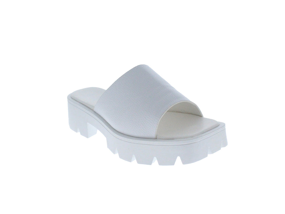 Sandalia blanca de plataforma con suela track y correa ancha.
