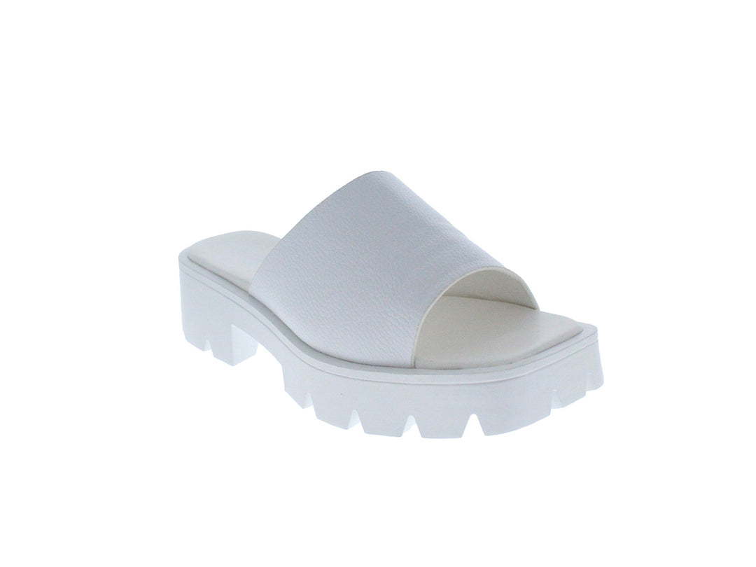 Sandalia blanca de plataforma con suela track y correa ancha.