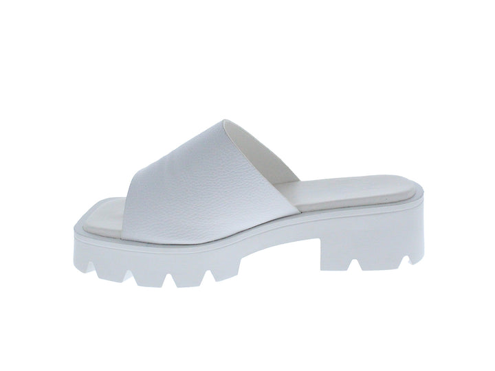 Sandalia blanca de plataforma con suela track y correa ancha.