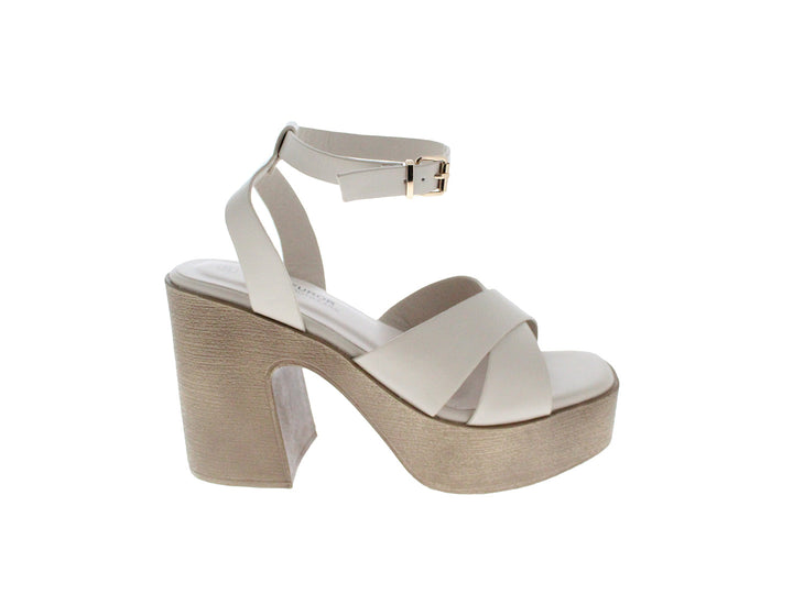 Sandalia de plataforma color beige con tacón grueso y correa ajustable al tobillo.