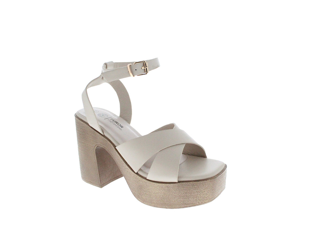 Sandalia de plataforma color beige con tacón grueso y correa ajustable al tobillo.