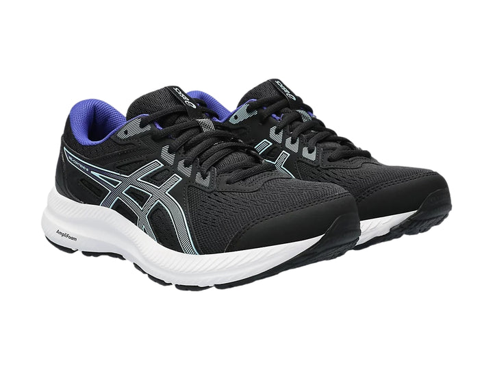 Tenis deportivos ASICS Gel-Contend 8 en color negro con detalles en azul y suela blanca.