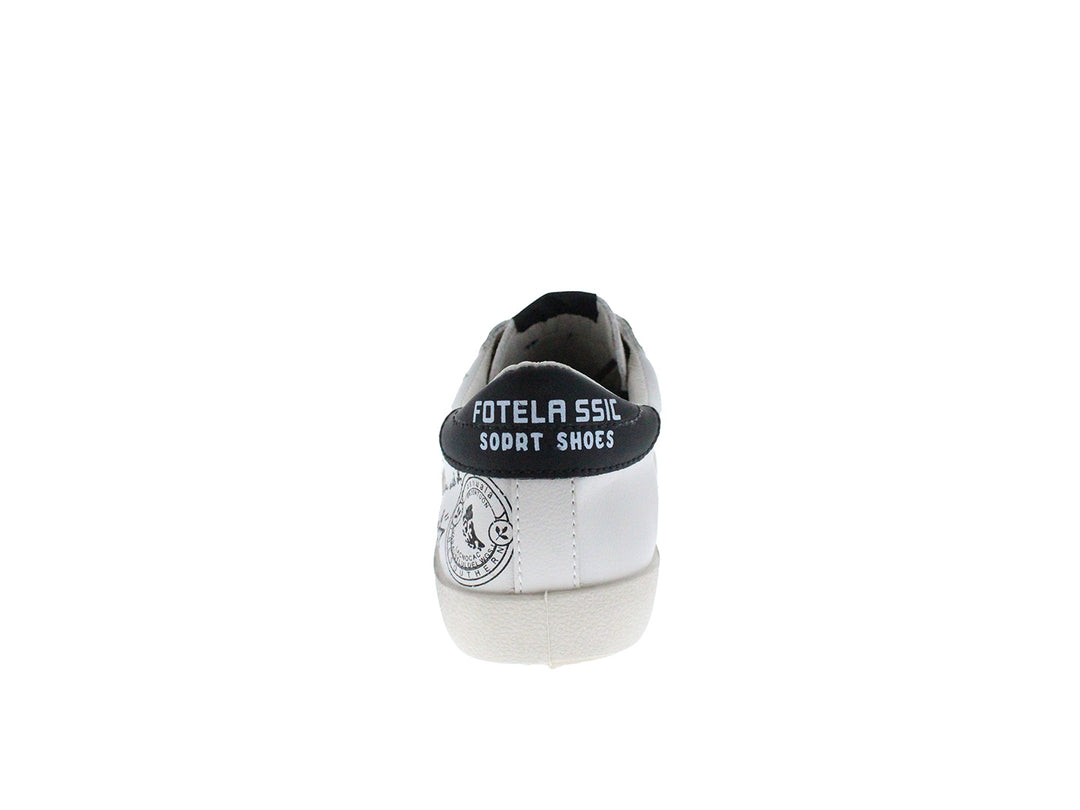 Tenis blancos con cordones negros y dibujos estilo graffiti en los laterales.