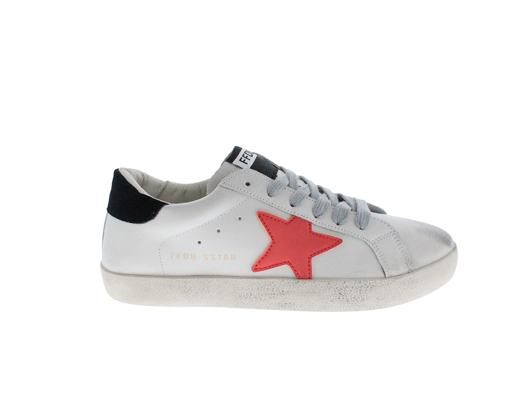 Tenis blancos con estrella roja lateral y detalle negro en el talón.