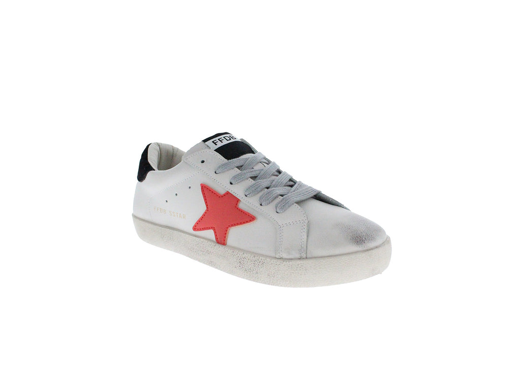 Tenis blancos con estrella roja lateral y detalle negro en el talón.