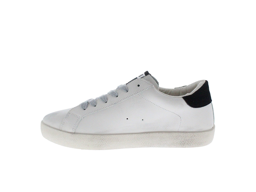 Tenis blancos con estrella roja lateral y detalle negro en el talón.