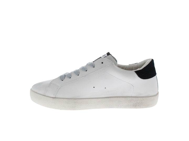 Tenis blancos con estrella roja lateral y detalle negro en el talón.