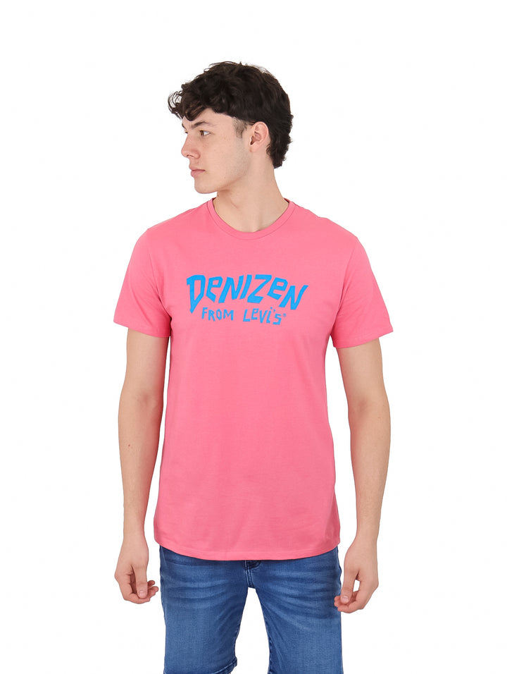 Hombre vistiendo una playera rosa de manga corta con gráfico azul de la marca Denizen.