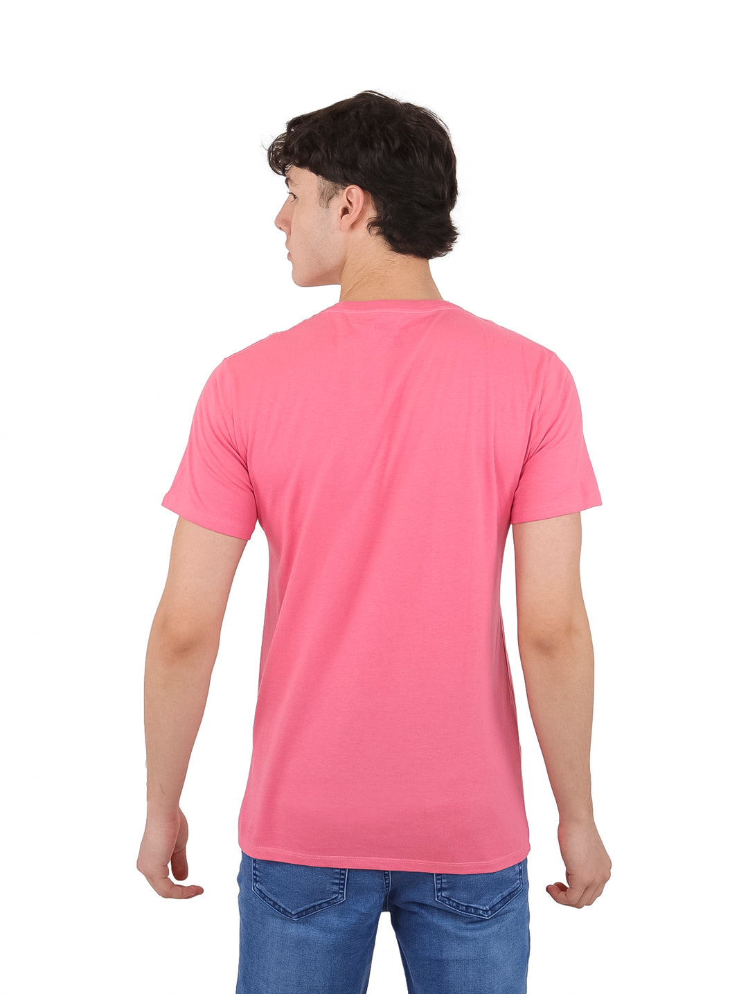 Hombre vistiendo una playera rosa de manga corta con gráfico azul de la marca Denizen.