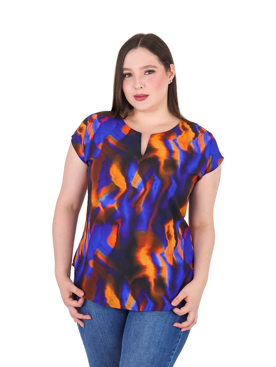 Mujer vistiendo blusa estampada en azul rey y naranja con cuello en V.