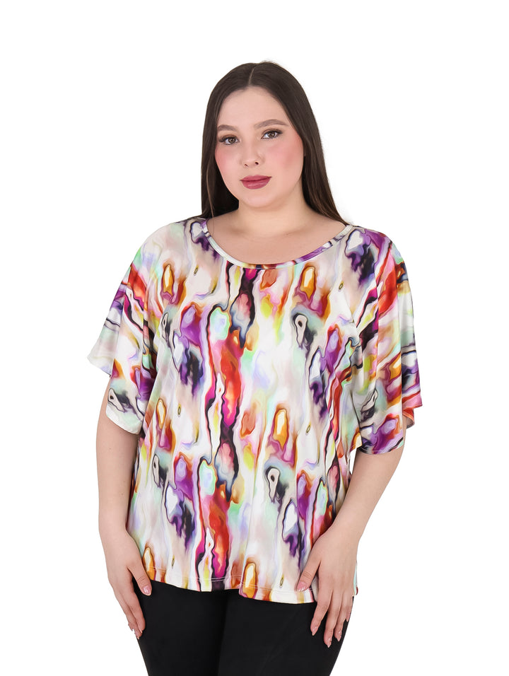 Blusa multicolor estampada con mangas murciélago y cuello redondo.