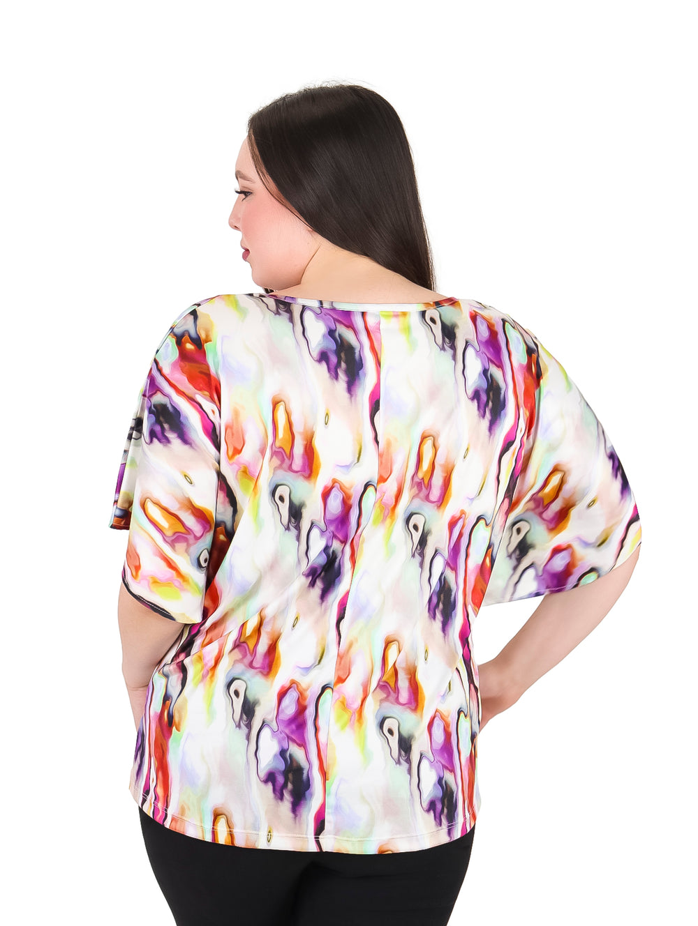 Blusa multicolor estampada con mangas murciélago y cuello redondo.