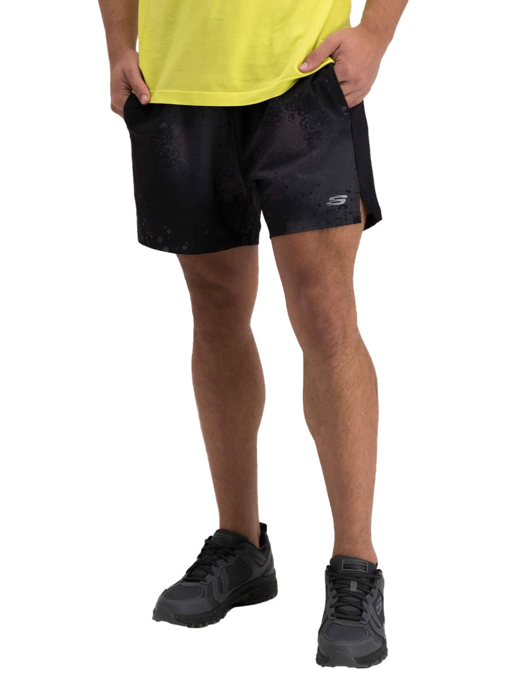 Pantalones cortos deportivos color negro con estampado sutil de la marca Skechers para hombre.