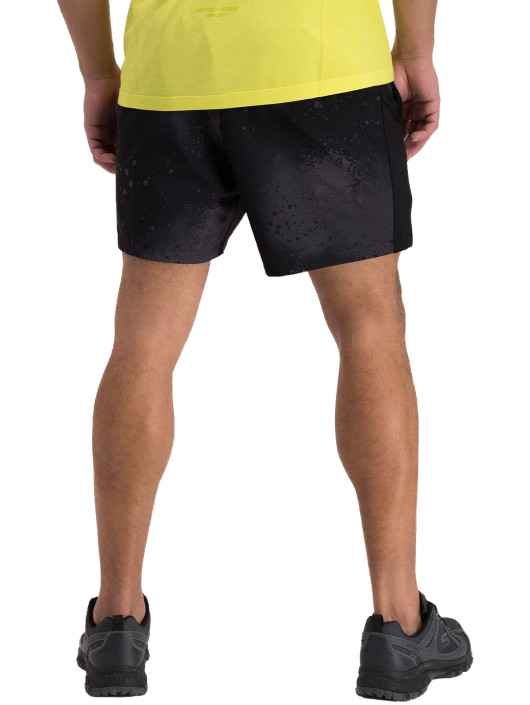 Pantalones cortos deportivos color negro con estampado sutil de la marca Skechers para hombre.