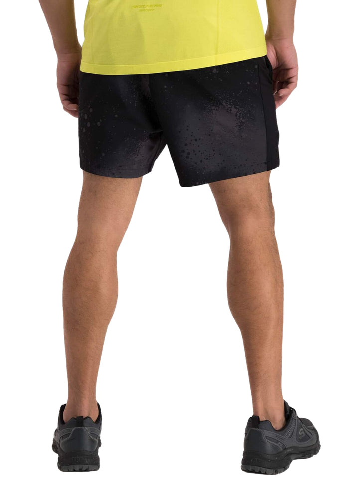 Pantalones cortos deportivos color negro con estampado sutil de la marca Skechers para hombre.