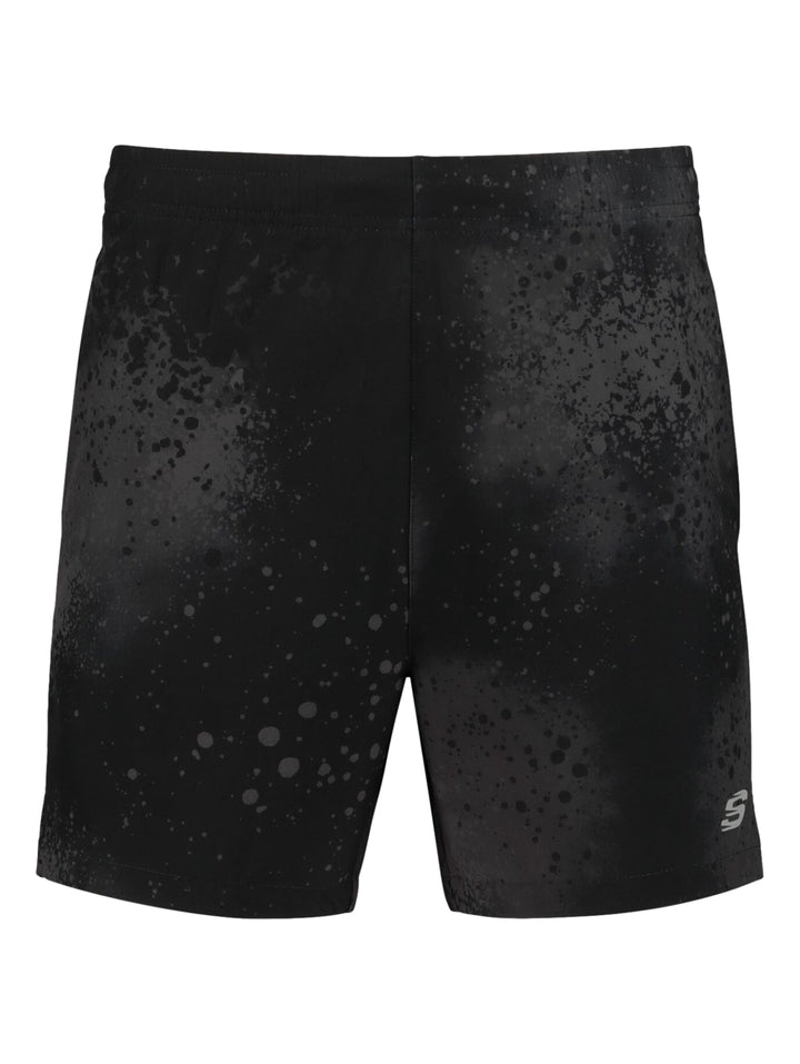 Pantalones cortos deportivos color negro con estampado sutil de la marca Skechers para hombre.